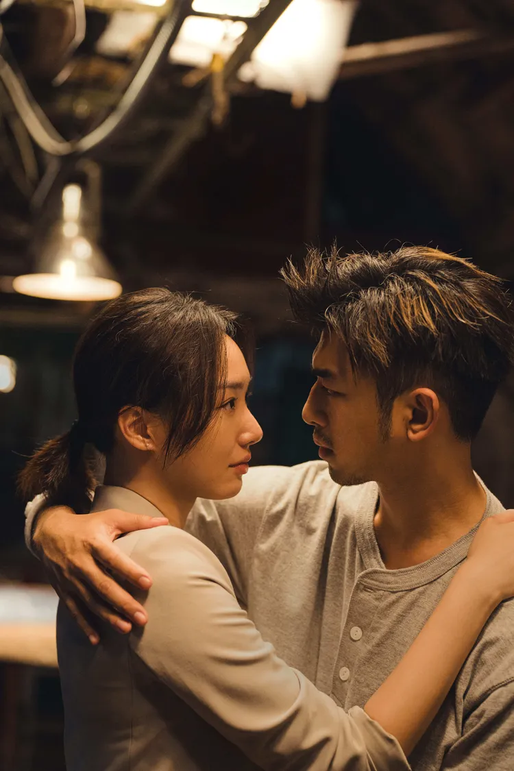 陳柏霖（右）在《還錢》中霸氣索吻蔡思韵。甲上提供