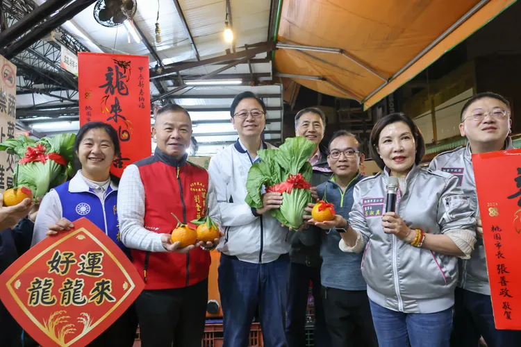 張善政向果菜市場工作人員拜早年。桃園市府提供