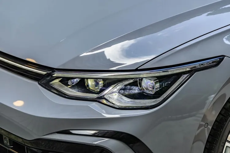 Golf 280 eTSI R-Line以上車型再新增價值30,000元的IQ.LIGHT智慧燈組，其中包含LED Matrix矩陣式頭燈與DLA動態頭燈自動切換。原廠照片