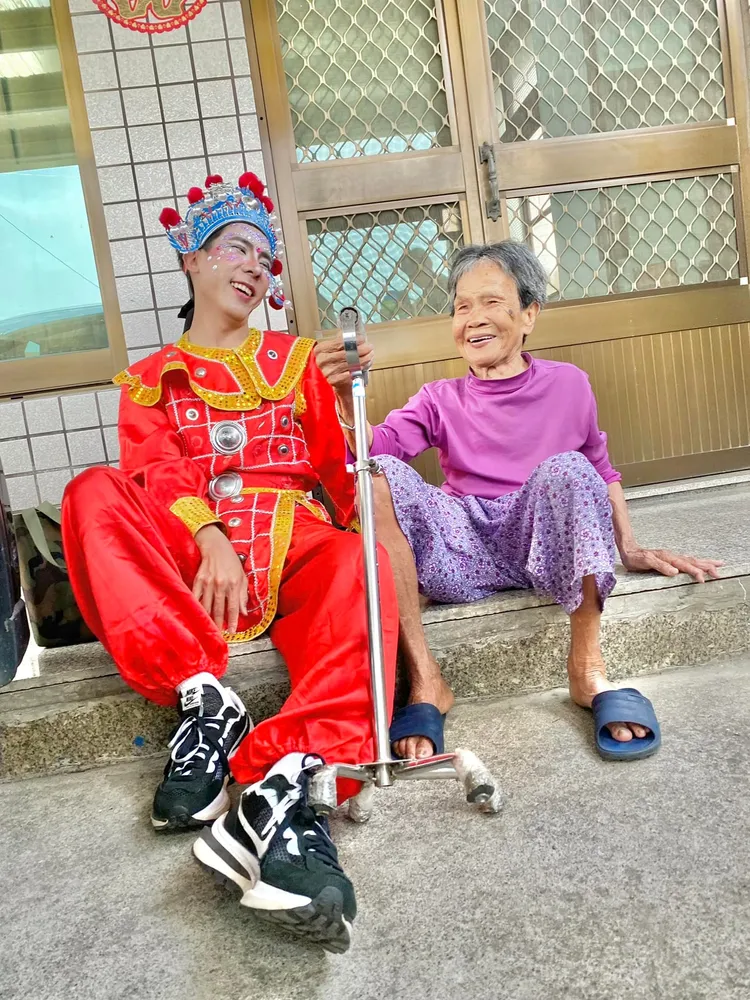 林進過去經常用影片紀錄和高齡90多歲阿嬤蔡反的生活點滴。翻攝《林進 飛醺卑鄙 fashion baby》粉絲頁