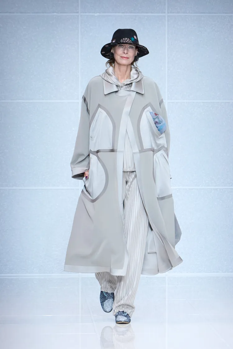 GA在1980至90年代御用的模特兒Gina di Bernardo為大秀揭開序幕。品牌提供