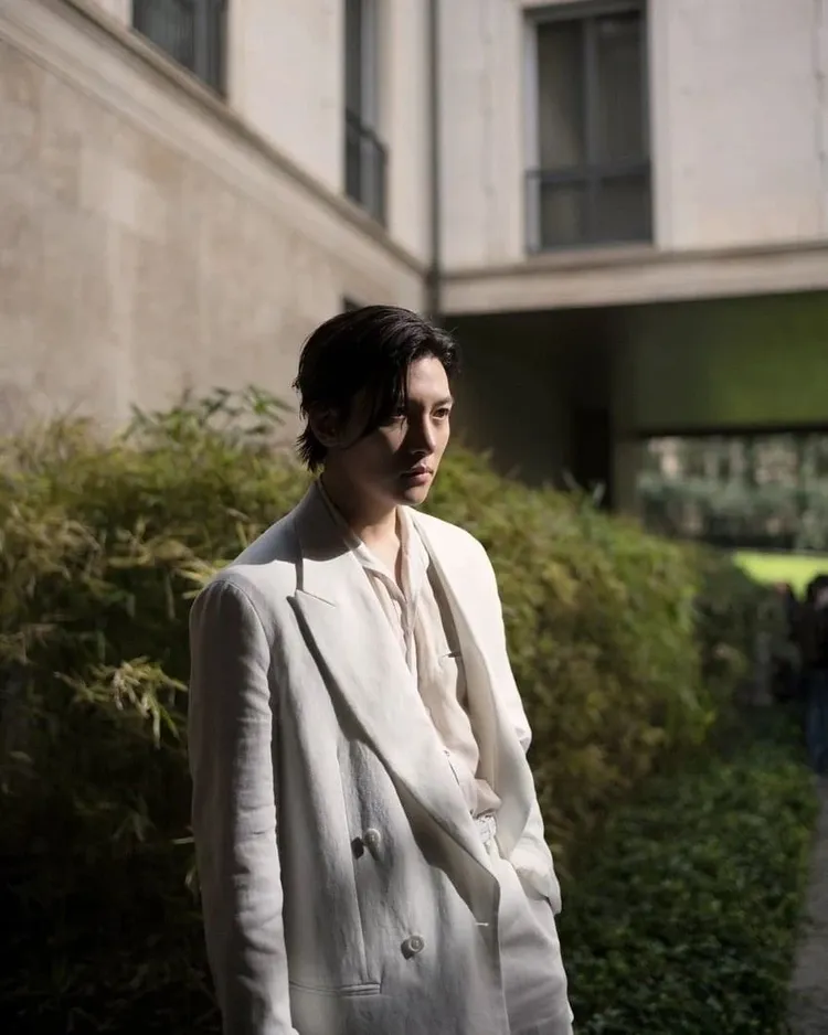 池昌旭以「白馬王子」造型現身秀場。翻攝jcw___n_n