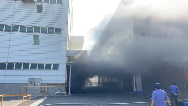 康那香廠房冒出濃煙。讀者提供