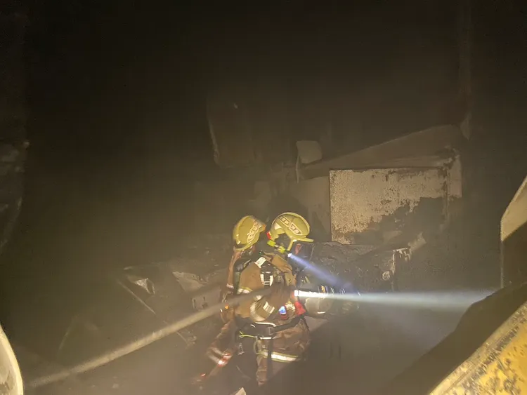 一樓後方作業平台起火。讀者提供