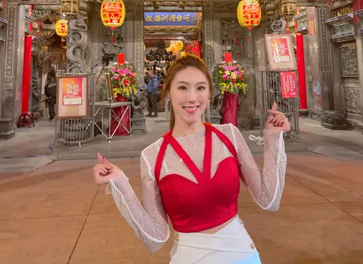 謝金晶開春《搶頭香》開工 10年後重返故地祈福難忘老爸豬哥亮