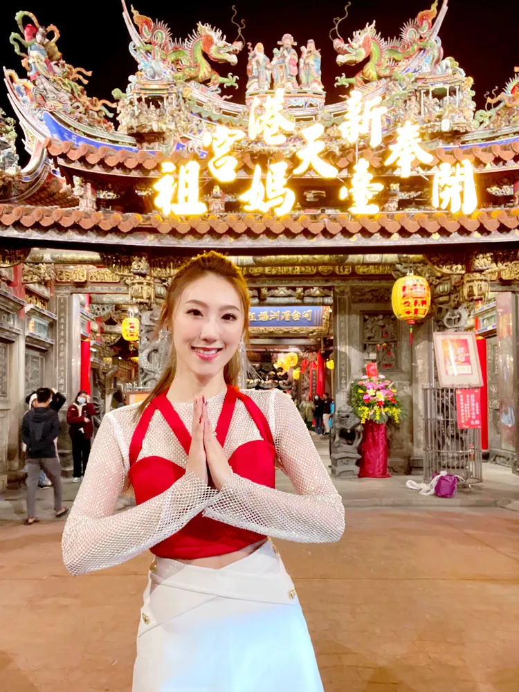 謝金晶除夕開工搶頭香迎金龍。豪記唱片提供