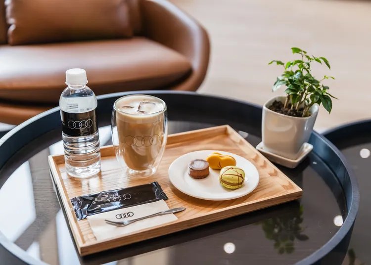 全台Audi授權服務據點皆提供星巴克咖啡服務(We Proudly Serve Starbucks)和精緻餐點。原廠照片