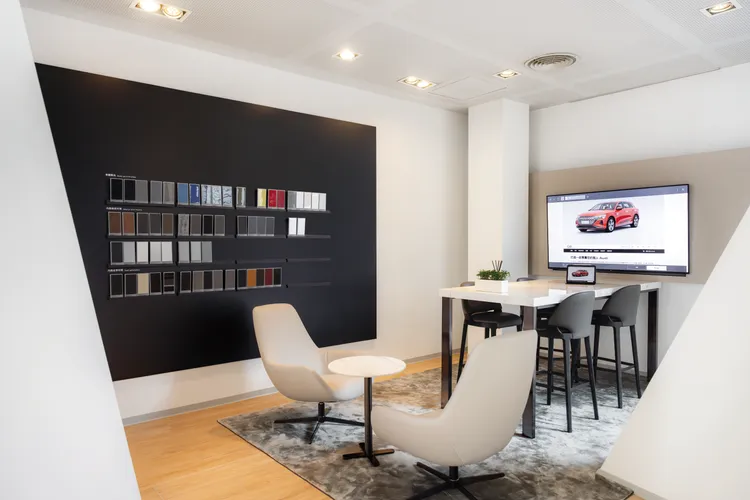 Digital Configurator數位客製化探索區，能讓來店的顧客透過數位平台瀏覽多項客製化項目，如車色塗裝或內裝質材配置。原廠照片