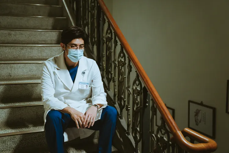 梁正群在《打怪任務》演出醫療確診患者失敗沮喪的情緒。大愛提供