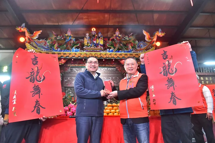 侯友宜慰問果菜市場。新聞局提供