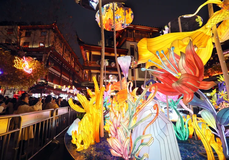 上海豫園燈會春節期間吸引大批人潮。新華社