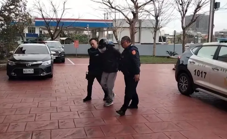 搶匪扭送警所。新湖分局提供