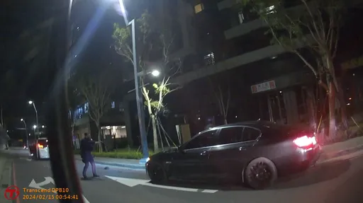 逢甲商圈暗夜枪响!歹徒当街施暴电击棒押人 警连开12枪制止