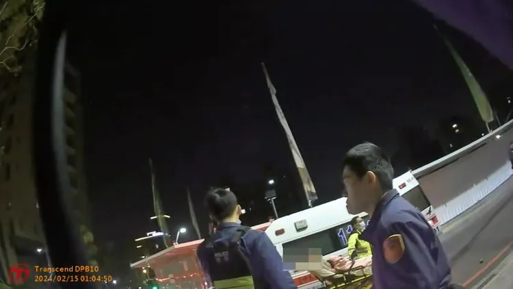 被害人被救護車送醫。民眾提供