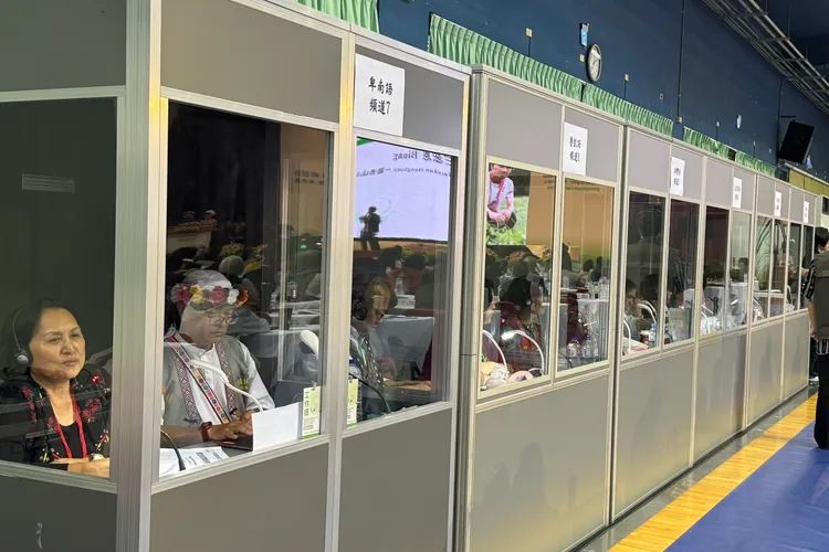 現場七種族語同步口譯。原民會提供