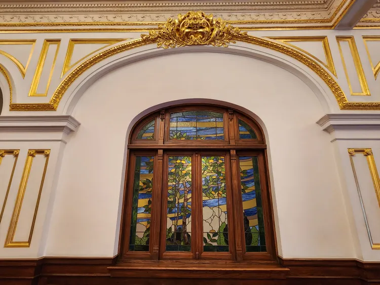 廣間旁的英國進口彩繪玻璃，全台北賓館僅存此扇。施智齡攝