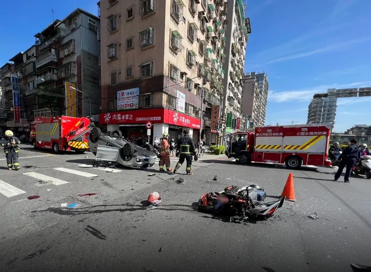 新北土城今天上午發生重機撞上違規左轉車輛的死亡車禍。取自記者爆料網