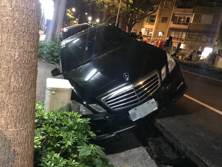 賓士車遭殃。翻攝畫面