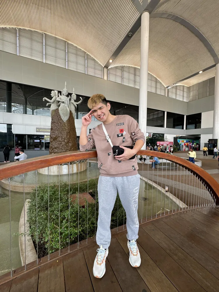 小雞在臉書上表示，他到柬埔寨過海關時遭海關人員索取通行費。翻攝晚安小雞臉書