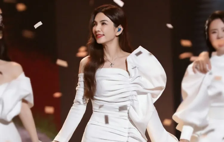 Ella參戰《浪姐4》一如大家預期地以C位成團。翻攝鹿野子微博