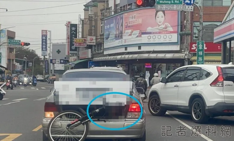 目擊的駕駛與乘客互問說：「要跟他（前車駕駛）講嗎？有小孩在後面欸。」翻攝自記者爆料網