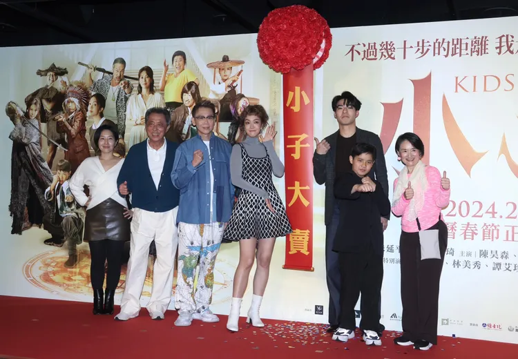 導演王毓琦（左起）、監製朱延平、陶喆、大霈、陳昊森、吳宗修和譚艾珍出席《小子》電影首映會。彭欣偉攝