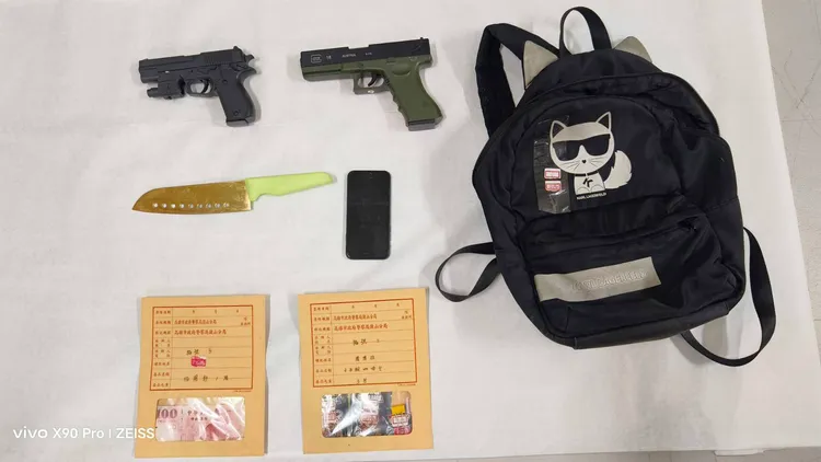 警方在簡男身上查獲瓦斯槍2把、毒品咖啡包3包。翻攝畫面