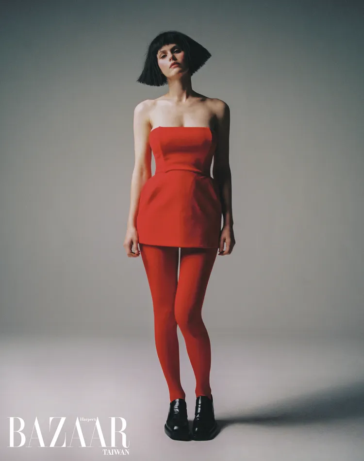 Alexandra Daddario拍攝《Harper’s BAZAAR》封面。《Harper’s BAZAAR》提供