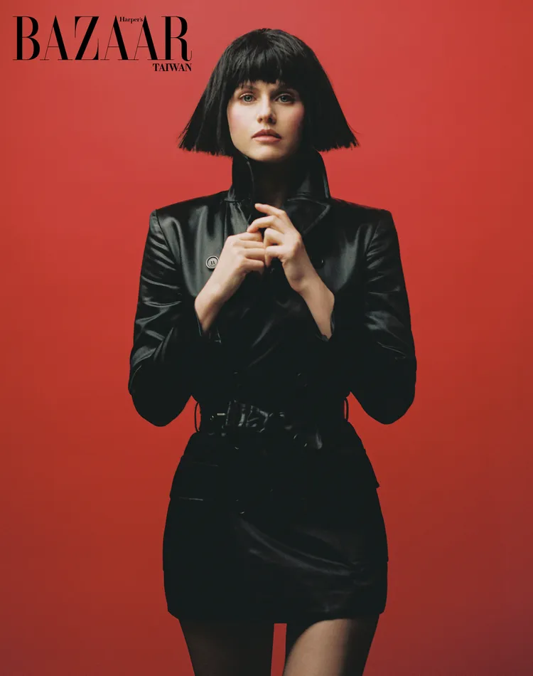 Alexandra Daddario拍攝《Harper’s BAZAAR》封面。《Harper’s BAZAAR》提供