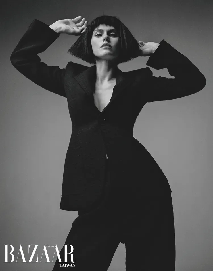 Alexandra Daddario拍攝《Harper’s BAZAAR》封面。《Harper’s BAZAAR》提供