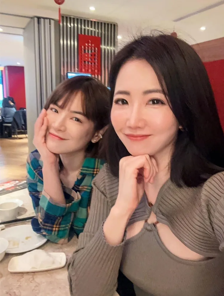 謝忻（右）揪陳沂（左）合照，酸她「樹敵太多怕被誤傷」。翻攝《謝忻》粉絲頁