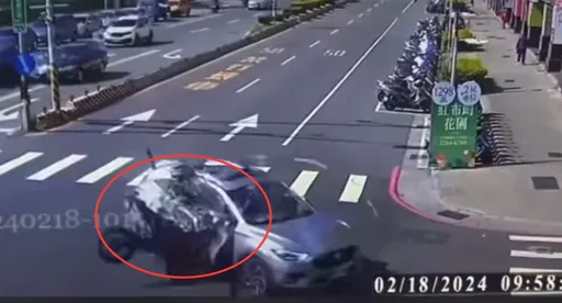 土城重機攔腰撞翻違規左轉休旅車　騎士重摔不治！車禍畫面曝光