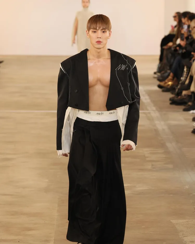 韓國男團MONSTA X隊長賢祐在紐約時裝周走秀，放送超狂胸肌。翻攝harpersbazaarhk IG