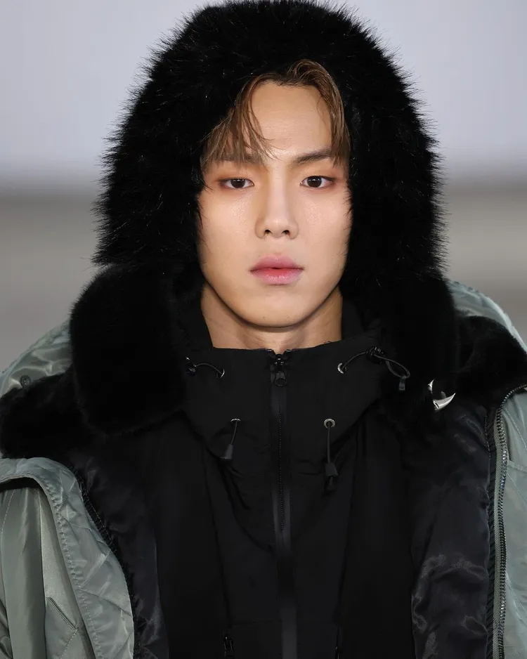 賢祐擁有出了名的好身材。翻攝harpersbazaarhk IG