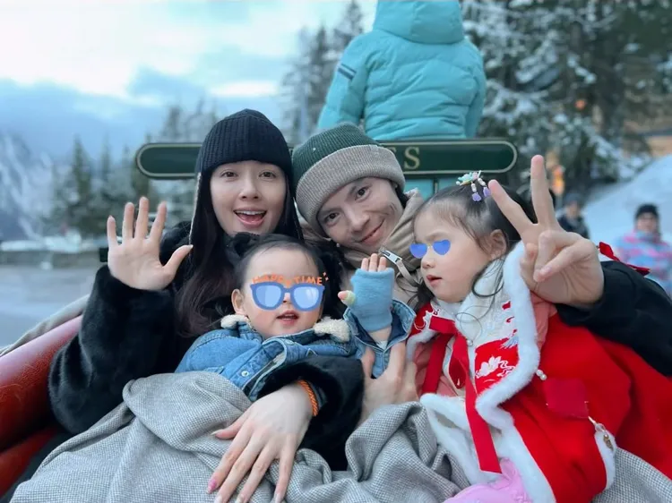 郭碧婷（後排左起）和向佐帶兒女造訪法國滑雪勝地谷雪維爾。翻攝向佐微博