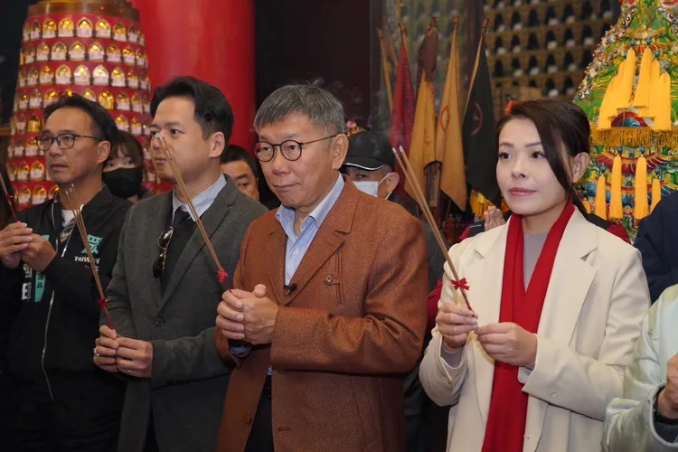 柯文哲今早到普天宮參拜祈福。民眾黨提供