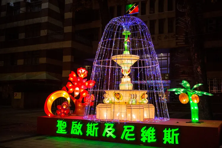 邦交國聖克里斯多福及尼維斯參展花燈。北市觀傳局提供