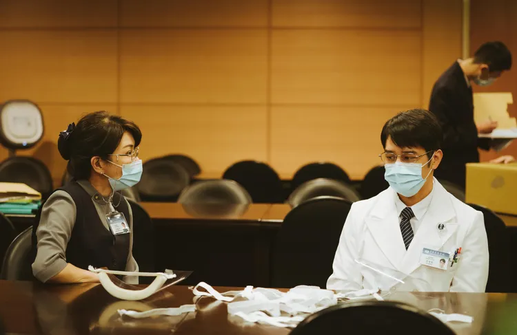 胡宇威（右）飾演的兒科醫師，葛蕾的一席話，讓胡宇威走出混沌，不再懷疑自己，對感染管制重拾信心。大愛提供