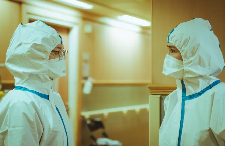 李杏(左)安撫黃瀞怡(小薰)不穩定的情緒。大愛提供