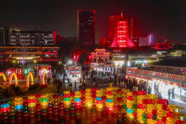 江西下修前年的GDP，去年經濟成長率從0.4%上升至4.1%；圖為南昌繩金塔上周六（1/27）的廟會。新華社