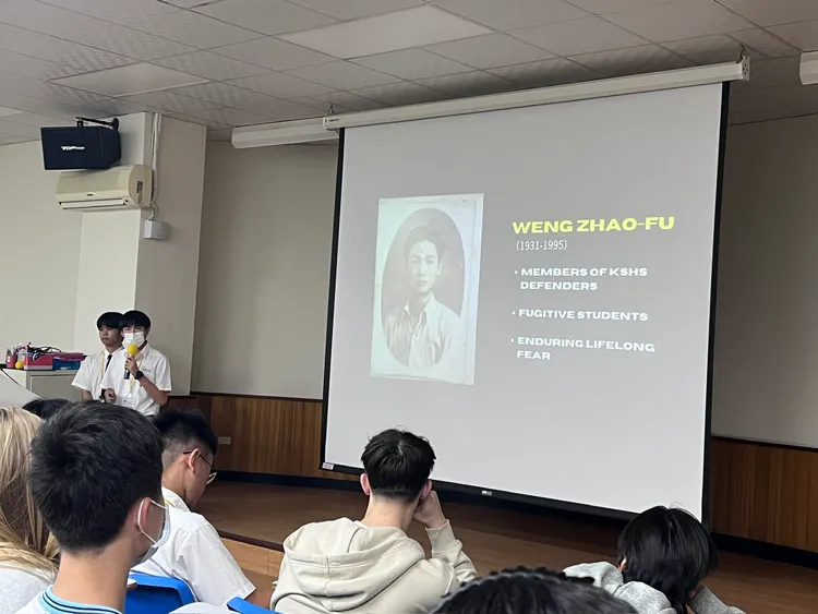 雄中同學說明228事件雄中自衛隊的故事。雄中提供