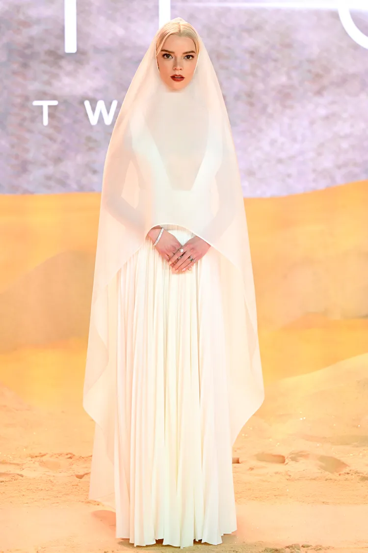安雅泰勒喬伊身著DIOR禮服搭配薄紗頭巾驚喜現身《沙丘：第二部》倫敦首映會。品牌提供