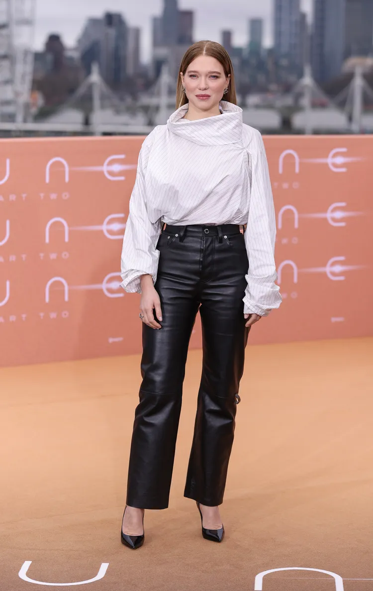 法國演員蕾雅瑟杜（Lea Seydoux）在倫敦首映會上當起率性LV女郎。品牌提供