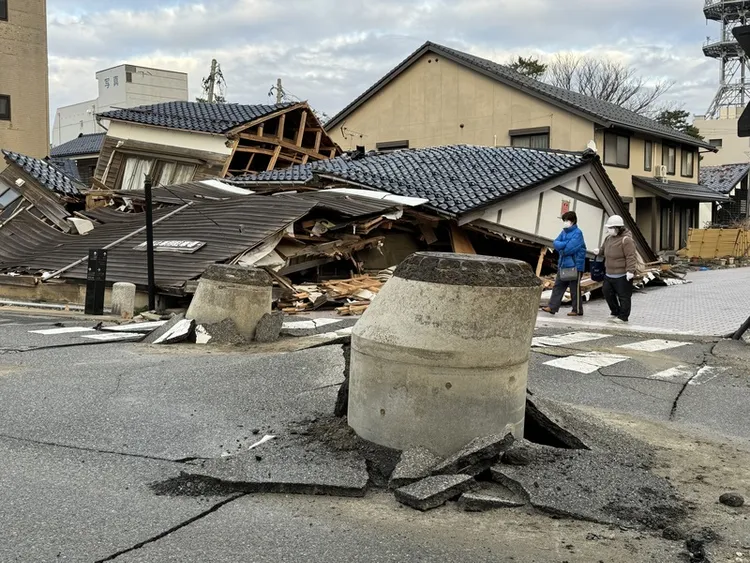 日本石川縣能登半島元旦發生規模7.6強震，輪島市觀測到震度7級，多處可見屋舍倒塌、人孔突出地面景象。中央社