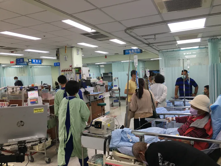 屋內9人至屏基醫院就診，其中４人嚴重嗆傷插管治療。院方提供