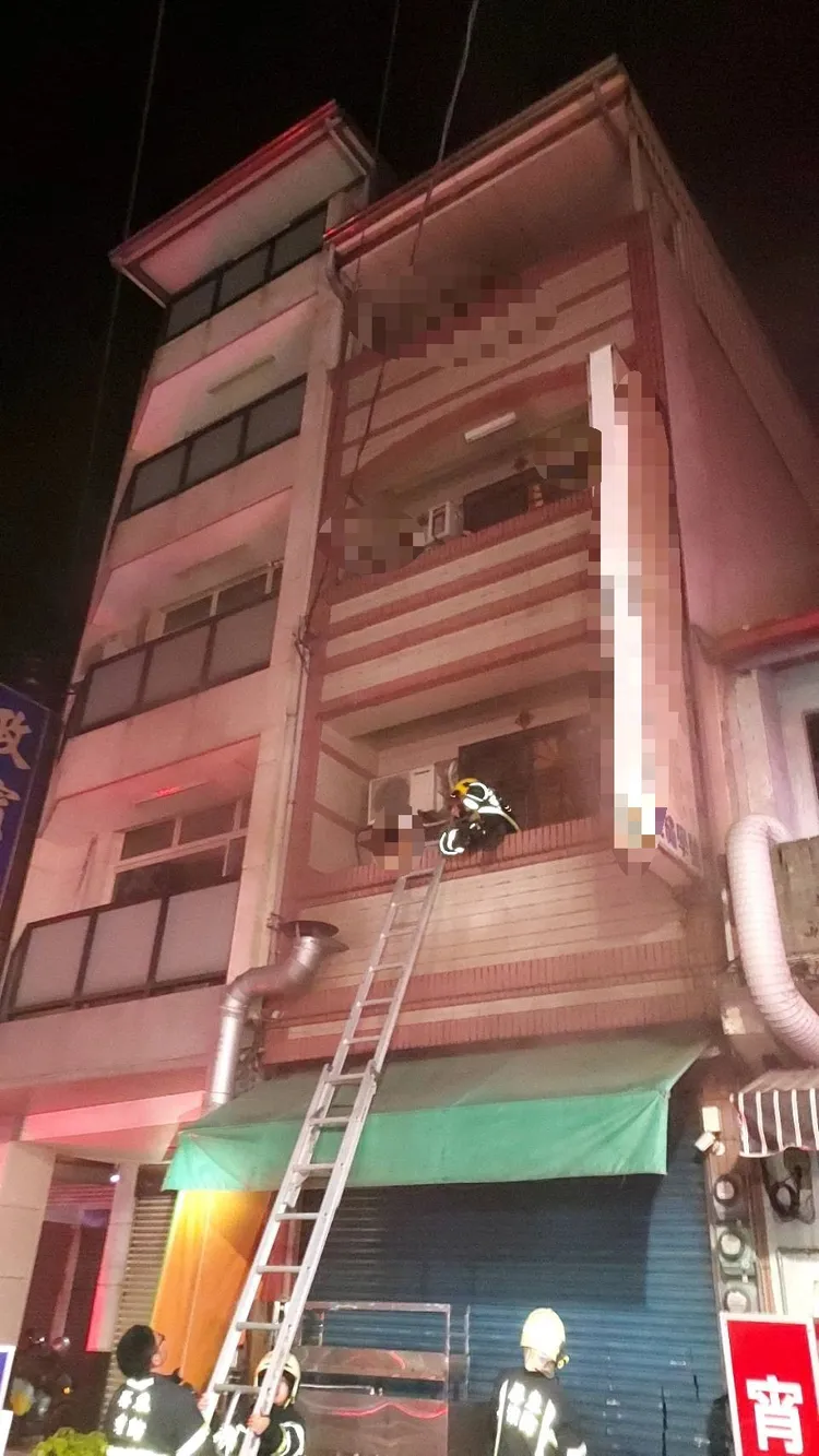 警消架梯協助脫困。消防局提供