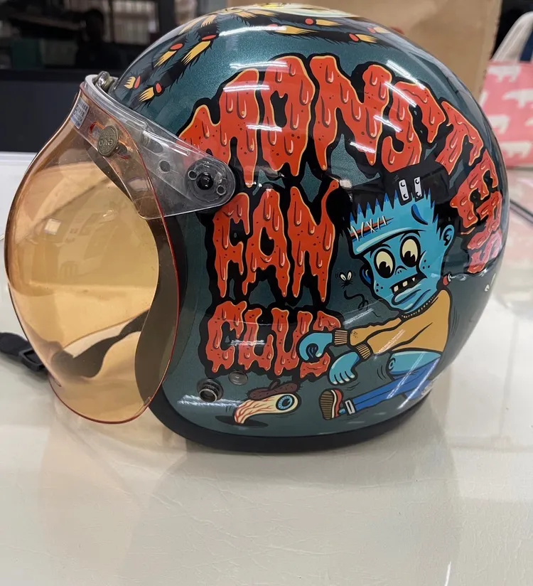 警方幫女子找回安全帽。翻攝畫面