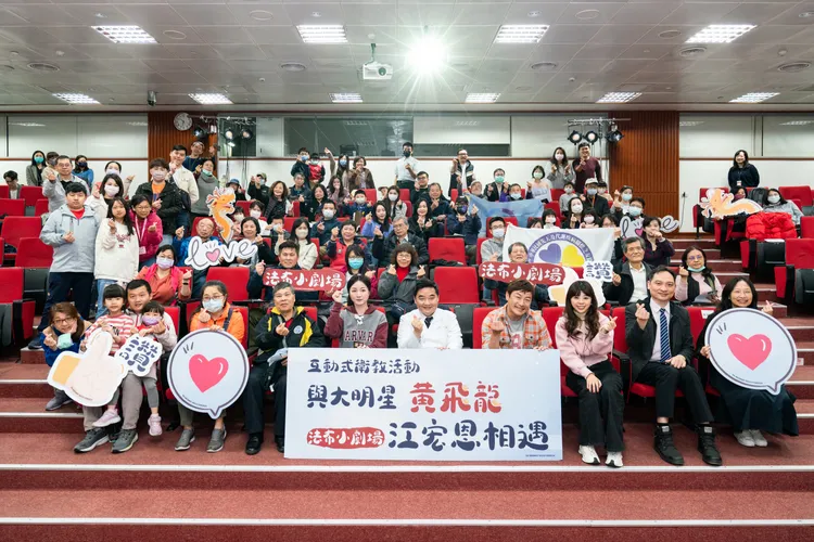 江宏恩（中）與牛道明醫生及現場與會人員合照。湧承多媒體娛樂提供