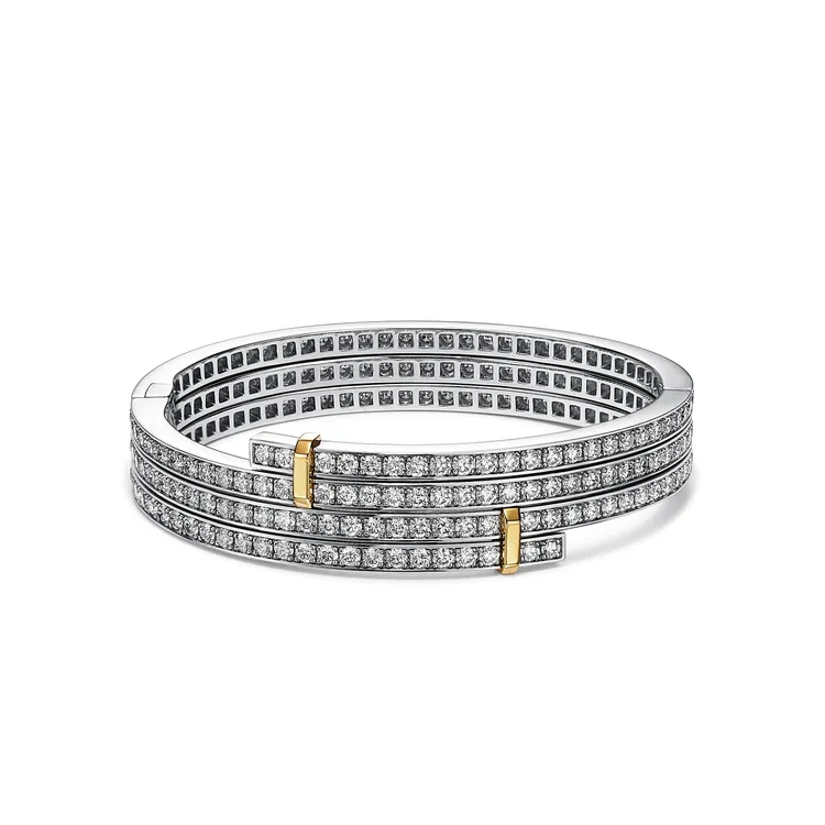Tiffany Edge鉑金與18K金寬版鑲鑽手環。品牌提供
