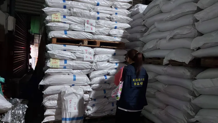 衛生局派員至全聯倉庫稽查。桃園市衛生局提供